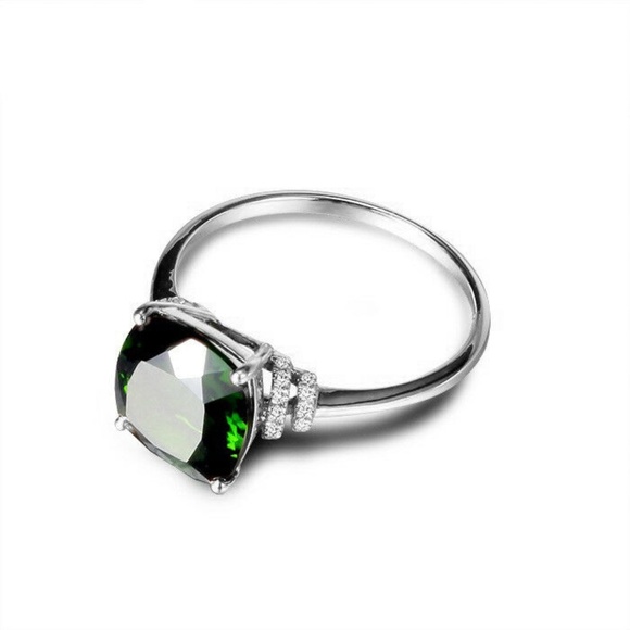 Elegant 925 Silver Emerald Ring New - Picture 3 of 4